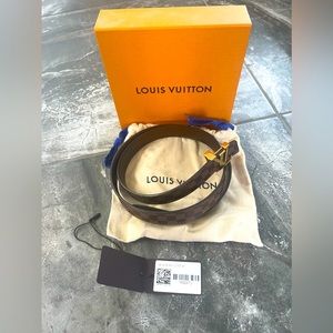 Authentic Louis Vuitton 25mm damier ebene logo belt. Size 90